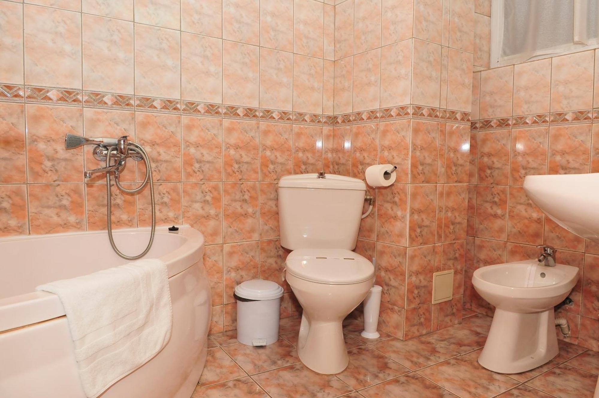 Hotel Emma Est كرايوفا المظهر الخارجي الصورة